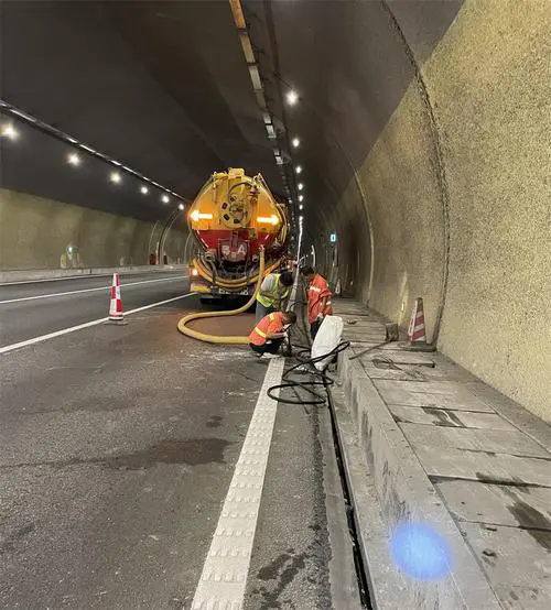 西乡隧道排水渠清淤